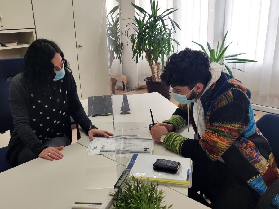 Tamari Herding (Mitarbeiterin der AWO und Coach im Projekt „durchstarten klappt“) berät einen Teilnehmer des Projektes. Foto:  Niko Dembowski, ARBEITERWOHLFAHRT Kreisverband Paderborn e.V., Jugendmigrationsdienst